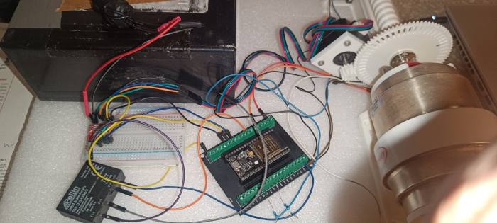 added ssr relay to switch off motor power (less qrm)